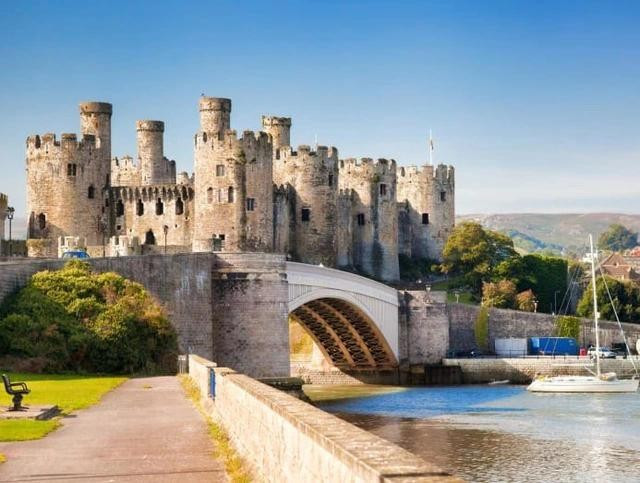 Nếu bạn đã đi qua cao nguyên Scotland và lái xe quanh vùng nông thôn Anh, thì đã đến lúc thăm xứ Wales. Với 2.700 km bờ biển và những ngọn núi cao chót vót, đất nước 3 triệu dân này thấm đẫm những huyền thoại và truyền thuyết