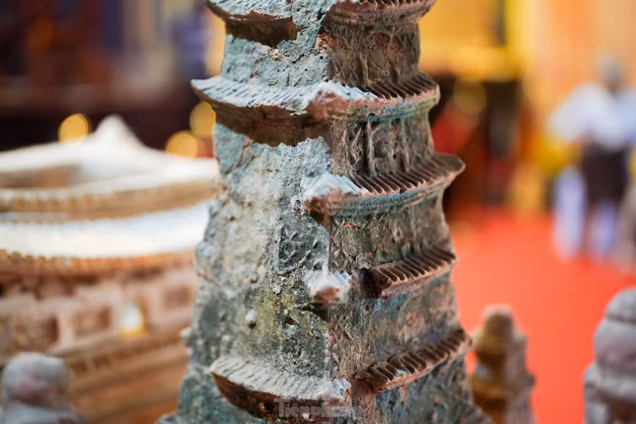 Một số chi tiết bị mất đi của tháp.