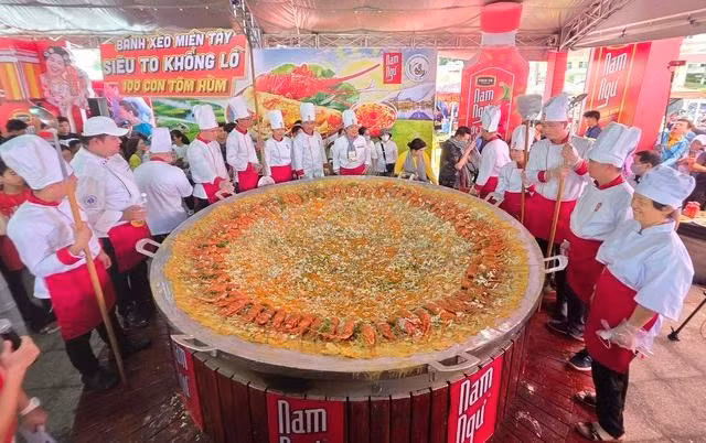 15 nghệ nhân tham gia đổ bánh xèo khổng lồ