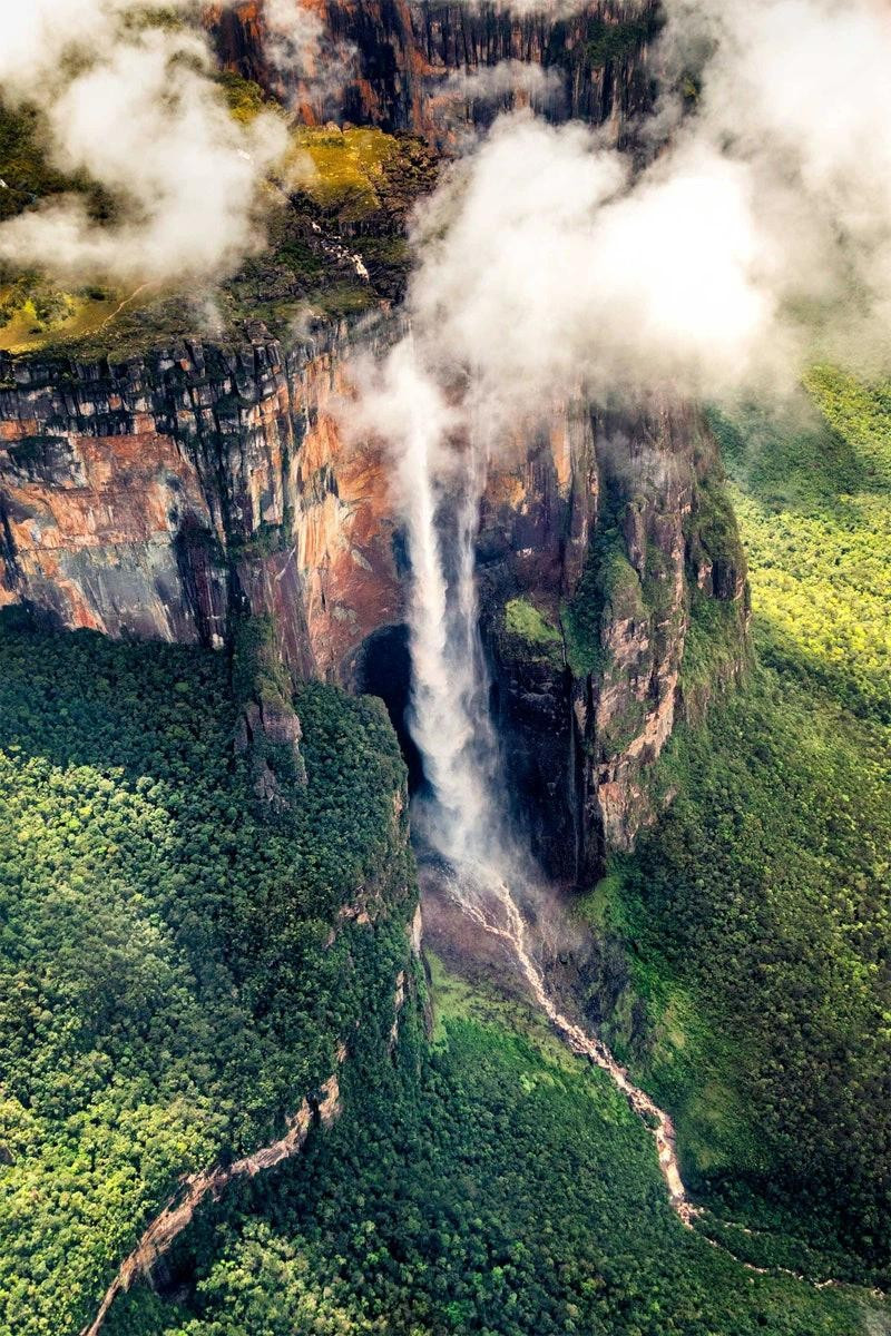Thác nước cao nhất thế giới, nằm trong Công viên quốc gia Canaima được UNESCO bảo vệ và là nguồn cảm hứng cho bộ phim Up của Disney. Địa điểm này chỉ có thể đến được bằng thuyền hoặc máy bay