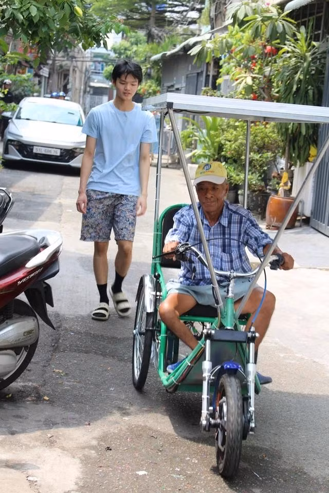 Nhìn cụ Sắc chạy chiếc xe chạy bình ắc quy kết hợp năng lượng mặt trời do mình dành tâm huyết chế tạo một cách dễ dàng, cậu học trò tuổi teen vô cùng sung sướng