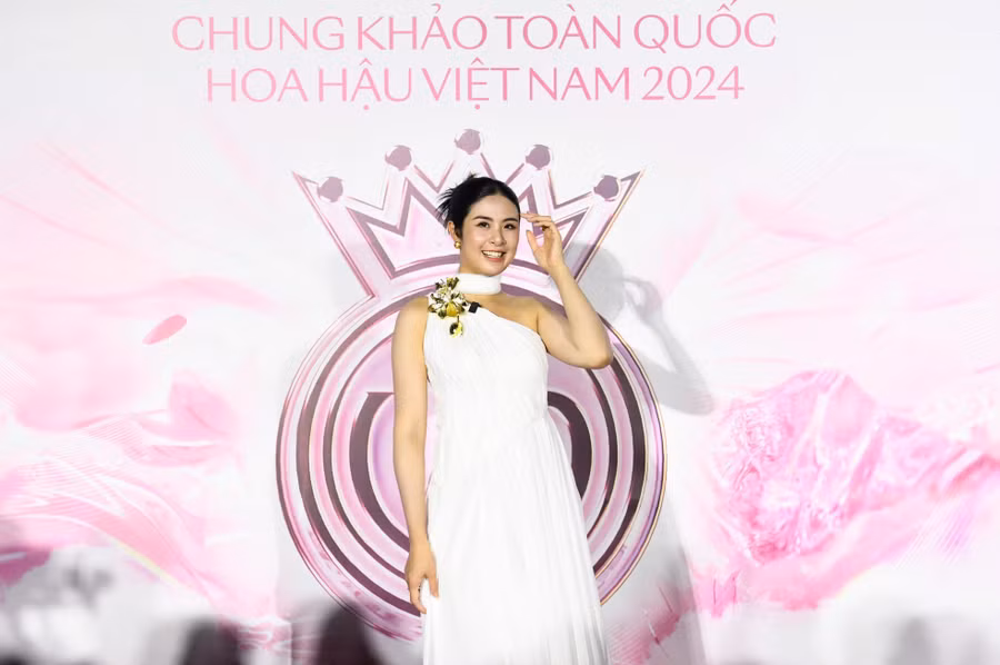 Hoa hậu Ngọc Hân diện đầm dáng suông, mang bụng bầu 5 tháng dự chung khảo Hoa hậu Việt Nam 2024. Trong hậu trường sân khấu, Hoa hậu Việt Nam 2010 hồi tưởng lại lúc đi thi cuộc thi sắc đẹp do báo Tiền Phong tổ chức.