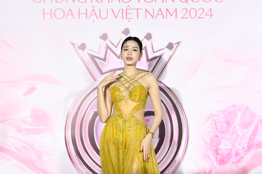 Hoa hậu Đỗ Thị Hà diện thiết kế xuyên thấu cầu kỳ với phom dáng cut-out táo bạo. Thiết kế giúp người đẹp tôn lên vẻ quyến rũ. Cô chọn kiểu tóc búi, trang điểm nhẹ để tổng thể trang phục trông sang trọng.