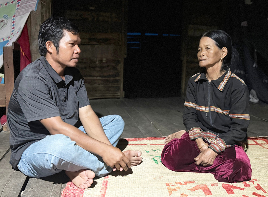 មិនត្រឹមតែស្គាល់បទចម្រៀងប្រជាប្រិយជាច្រើននោះទេ កញ្ញា Kpa H'Mi ក៏បាននិពន្ធបទចម្រៀងថ្មីអំពីជីវិតអ្នកភូមិផងដែរ។ រូបថត៖ L.H 1.jpg