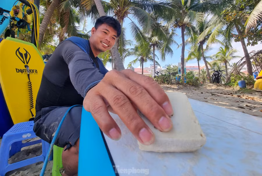 Những tay chơi chuyên nghiệp thường dùng ván cá nhân. Một số du khách ở ngắn ngày chọn phương án thuê vì mua rất đắt, gần 10 triệu đồng. Thời gian gần đây, dịch vụ cho thuê ván lướt trên biển Đà Nẵng cũng khởi sắc do du khách chơi nhiều. Trước khi thuê, các quầy phải kiểm tra ván, dây buộc, bôi sáp chống trơn lên mặt ván để đảm bảo an toàn cho người chơi.