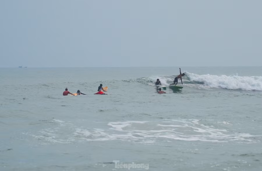 Mọi người ôm ván bơi ra xa, rồi nằm trên ván quay đầu theo hướng vào bờ. Đợi con sóng nổi lên cao thì nhảy lên ván, đứng hai chân thăng bằng và lướt. Lợi dụng sức đẩy của sóng, ván sẽ "chạy" rất nhanh.