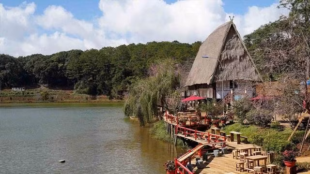 Hồ Đăk Ke xanh biếc như điểm nhấn giữa rừng thông bạt ngàn