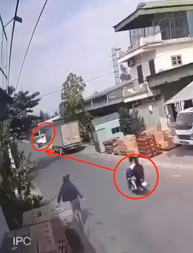 Hình ảnh hai học sinh đi xe máy ngay trước khi vụ tai nạn xảy ra. Ảnh cắt từ camera