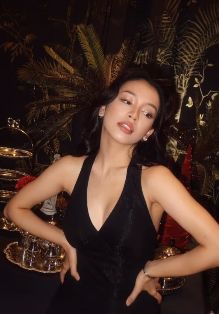 Sinh năm 1999, Bnat là một gương mặt khá quen thuộc với giới trẻ thông qua các clip triệu view. Cô cũng được yêu mến bởi vẻ gợi cảm, gương mặt cá tính.