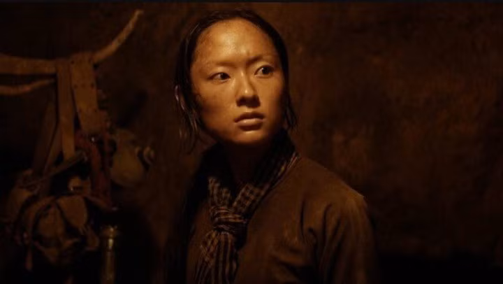 Hồ Thu Anh đảm nhận vai Ba Hương trong "Địa đạo: Mặt trời trong bóng tối". Cô ghi dấu mạnh mẽ nhờ hình ảnh nữ du kích gan dạ, kiên cường giữa lòng địa đạo Củ Chi. Ít ai biết, nữ diễn viên phải thử vai đến lần thứ 20 mới được đạo diễn Bùi Thạc Chuyên đồng ý.