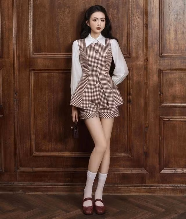 Tông màu nâu trắng của set đồ mang lại cảm giác ấm áp, gần gũi nhưng không kém phần sang trọng. Bí kíp diện quần shorts một cách thời thượng và sang xịn chính là hãy phối tone sur tone cùng các món đồ phần thân trên, chẳng hạn áo sơ mi bên trong hoặc áo khoác bên ngoài