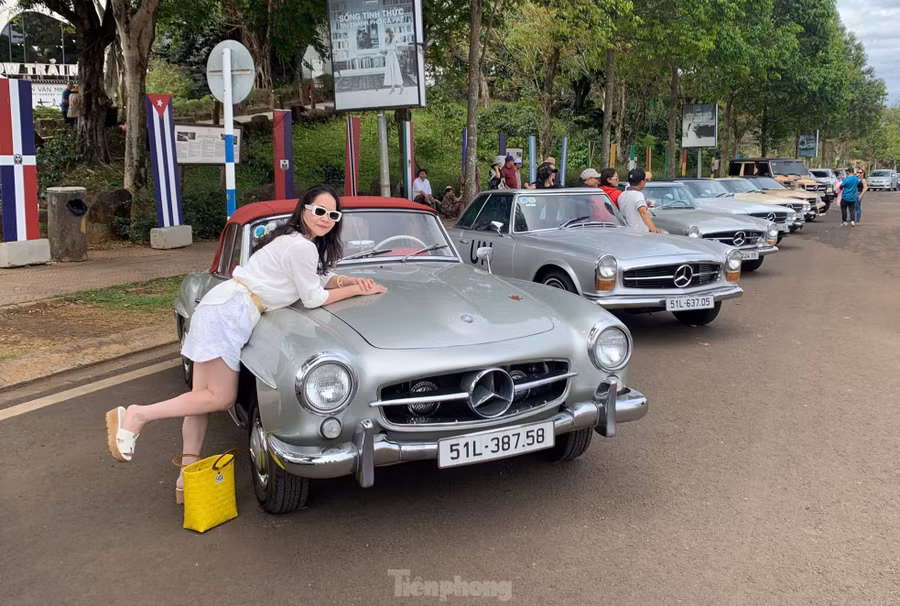 Trước đó, ông Đặng Lê Nguyên Vũ chỉ mới cho lộ diện 2 xe 190SL thông qua việc mình cầm lái trên đường.