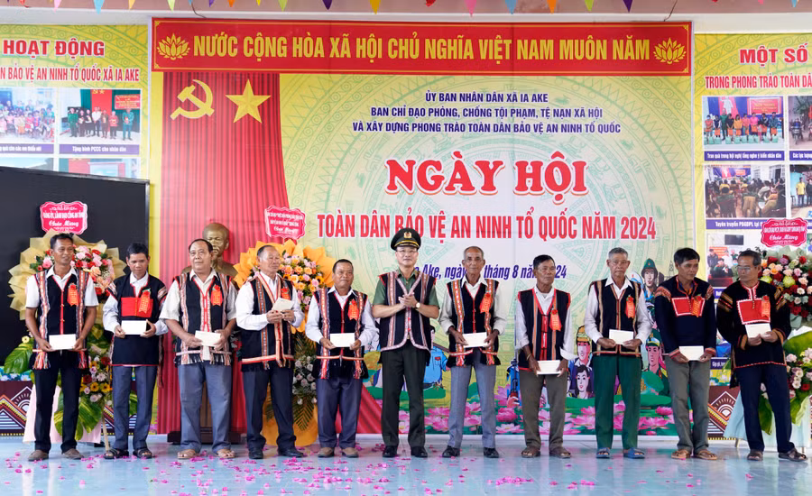 thu-truong-pham-the-tung-du-ngay-hoi-toan-dan-bao-ve-an-ninh-to-quoc-tai-xa-ia-ke-huyen-phu-thien.jpg