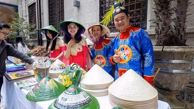 Nón lá và áo dài Huế giới thiệu tại TP.Milan