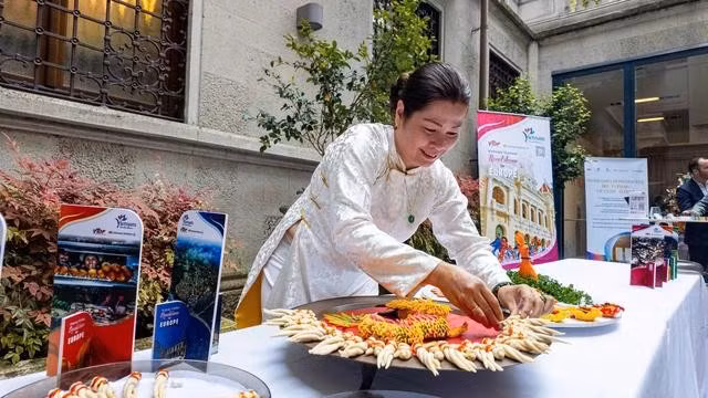 Nghệ nhân Phan Tôn Gia Hiền trình diễn món nem công chả phượng cung đình Huế