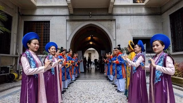 Dàn nghệ sĩ trình diễn các tiết mục âm nhạc truyền thống Huế tại TP.Milan