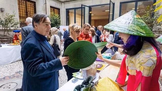 Công chúng Ý thích thú sản phẩm nón lá sen Huế