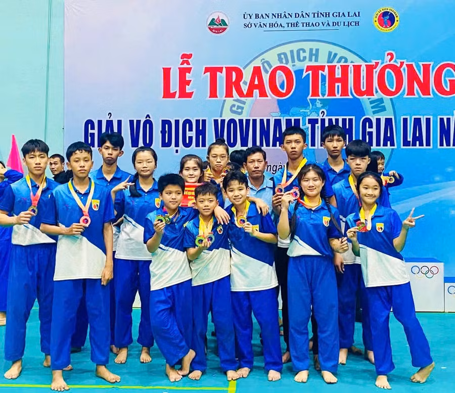 anh-hai-hang-sau-thu-4-tu-phai-sang-cung-cac-vo-sinh-tham-gia-giai-vo-dich-vovinam-tinh-gia-lai-nam-2024n-anh-nvcc.jpg