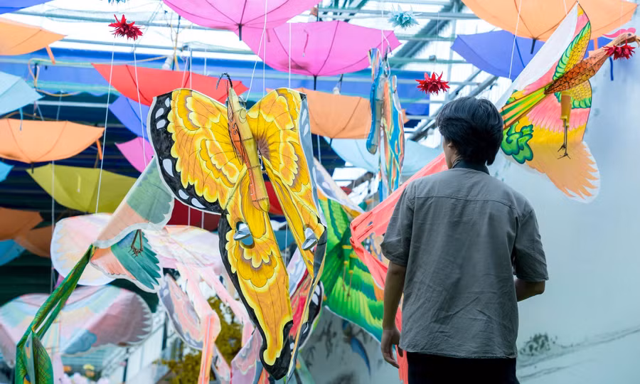 Cùng với những trang phục năng động ngày Hè, nhiều bạn trẻ đã diện mẫu áo dài truyền thống để tạo dáng với không gian diều. Nguyễn Văn Hải (sinh viên ĐHQG Hà Nội) cùng nhóm bạn đã cùng có hành trình trở về tuổi thơ với cánh diều, tiếng sáo vi vu giữa không gian xanh của bầu trời, ruộng đồng; cũng như những trò chơi ô ăn quan, kéo co. “Tôi không chỉ có dịp gặp lại những cánh diều vừa quen thuộc về kiểu dáng vừa mới lạ khi được trang trí bằng những bức tranh dân gian như đàn lợn âm dương, vinh quy bái tổ… Tôi cũng đã chụp ảnh bên những cánh diều này để lưu giữ kỷ niệm”, Hải nói. Ảnh: Đỗ Hưng