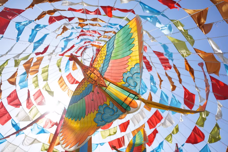 Nhân dịp Quốc tế thiếu nhi, “Cánh diều tuổi thơ” – sự kiện văn hoá nghệ thuật diễn ra từ nay đến 30/6, ở ngoại thành Hà Nội, mang đến không gian trưng bày gần 300 cánh diều đến từ nhiều làng nghề. Ảnh: Đỗ Hưng
