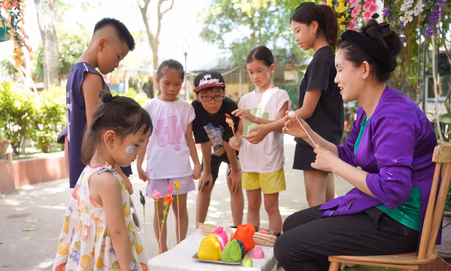 Dịp này, Ban Tổ chức đã trao tặng các suất học bổng và phần quà học tập cho học sinh có hoàn cảnh khó khăn. Đây là cách sự kiện hiện thực hóa tinh thần chắp cánh ước mơ – dùng chính hình ảnh cánh diều để tiếp thêm hy vọng và động lực cho các em nhỏ vượt lên nghịch cảnh, vững tin vào tương lai. Ảnh: Đỗ Hưng