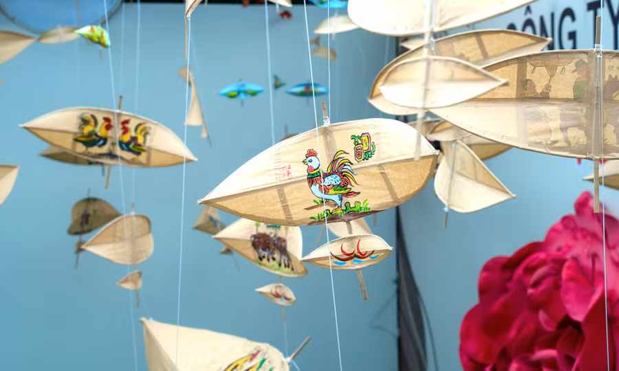 Không gian diều truyền thống được tái hiện qua nghệ thuật sắp đặt độc đáo. Mỗi khu trưng bày là một lát cắt văn hóa, từ sắc vàng cung đình của diều Huế đến hình dáng tự do phóng khoáng của diều Rạch Giá. Nhiều mẫu diều được thiết kế riêng, mang dấu ấn cá nhân của các nghệ nhân, kết hợp giữa chất liệu truyền thống và sáng tạo hiện đại. Ảnh: Đỗ Hưng