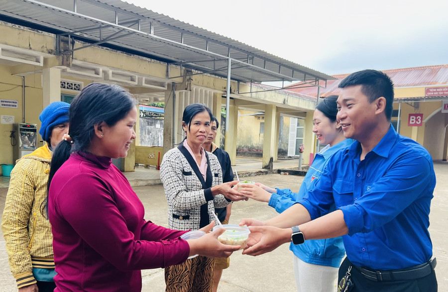 Đoàn phường Thống Nhất tổ chức “Bữa sáng yêu thương” tại Bệnh viện 331. Ảnh: P.L