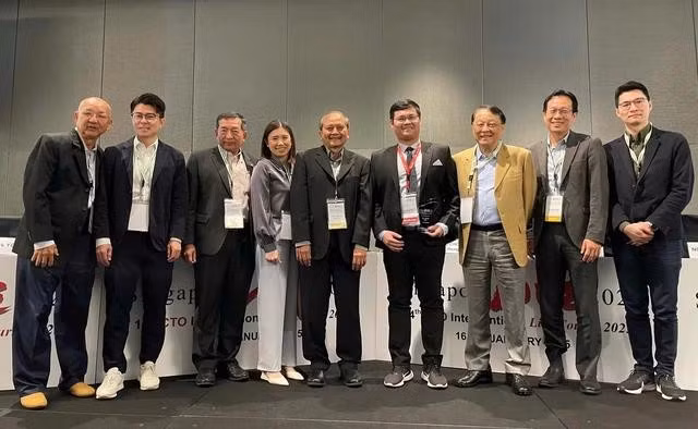 Bác sĩ Trương Văn Khánh Nguyên (thứ tư từ phải qua) tham gia Hội thảo tim mạch can thiệp tại Singapore