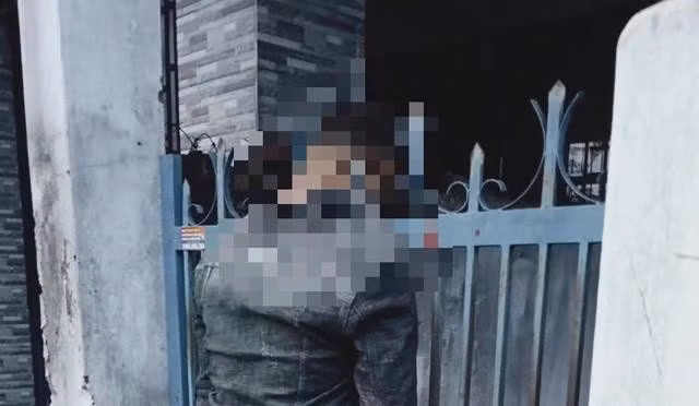 Người dân bàng hoàng phát hiện thi thể người đàn ông treo trên hàng rào sắt