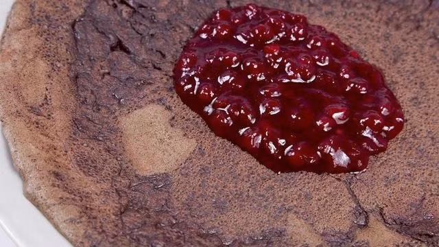 Bánh huyết được ưa chuộng khắp Thụy Điển, Phần Lan và Na Uy. Chúng được làm từ bột bánh kếp thông thường nhưng được thêm tiết động vật. Cho dù được tạo hình mỏng như bánh crêpe hay nhỏ hơn, dai hơn, bánh huyết luôn có màu nâu sẫm đặc trưng