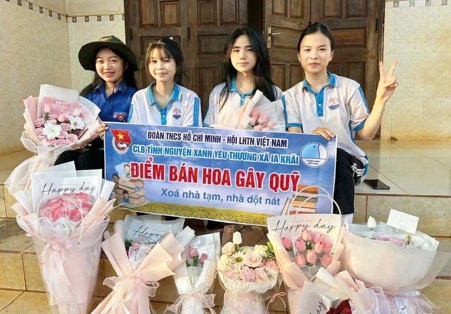 Đoàn xã Ia Krái phối hợp với câu lạc bộ thanh niên tình nguyện Xanh Yêu Thương (xã Ia Krái) tổ chức gian hàng bán hoa gây quỹ xóa nhà tạm, nhà dột nát. Ảnh: ĐVCC doan-xa-ia-krai-phoi-hop-voi-cau-lac-bo-thanh-nien-tinh-nguyen-xanh-yeu-thuong-xa-ia-krai-to-chuc-gian-hang-ban-hoa-gay-quy-xoa-nha-tam-nha-dot-natanh-dvcc-2.jpg