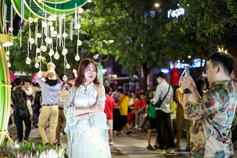 Ngay lúc này, không khí đón năm mới ở trung tâm TP.HCM vô cùng náo nhiệt