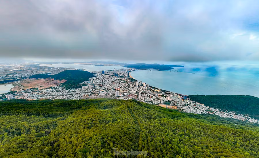 Núi Vũng Chua nằm ở độ cao khoảng 600m so với mực nước biển, là ngọn núi cao ở Quy Nhơn. Từ trên đỉnh núi, bạn có thể ngắm nhìn toàn cảnh thành phố biển.