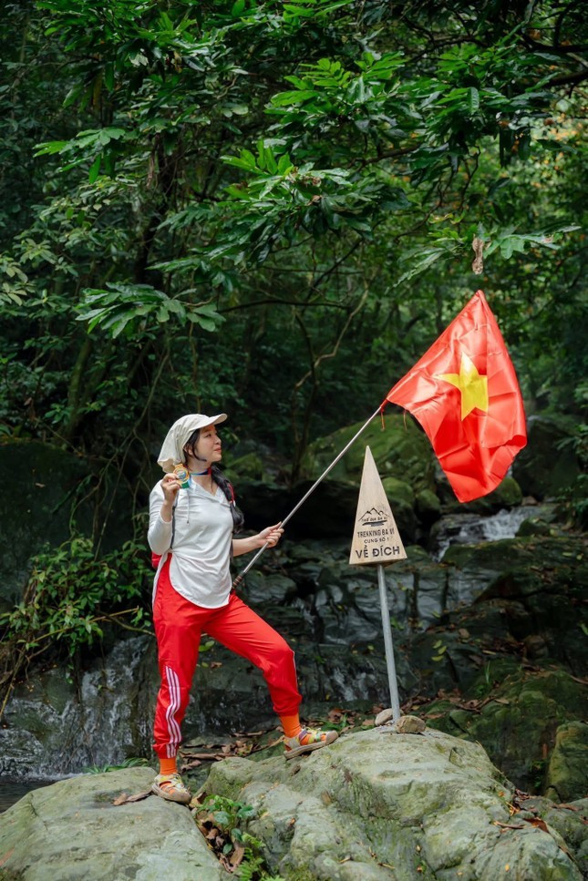 Không ồn ào như phố thị, không náo nhiệt ở những địa điểm du lịch nổi tiếng, thiên nhiên mang lại một không gian tĩnh lặng hiếm hoi. Vì vậy, nhiều bạn trẻ ngày nay có xu hướng lựa chọn tìm về thiên nhiên để thật sự tạm dừng nhịp sống deadline và quay về với những cảm xúc chân thật nhất. Ảnh: Nguyễn Linh Chi Không ồn ào như phố thị, không náo nhiệt ở những địa điểm du lịch nổi tiếng, thiên nhiên mang lại một không gian tĩnh lặng hiếm hoi. Vì vậy, nhiều bạn trẻ ngày nay có xu hướng lựa chọn tìm về thiên nhiên để thật sự tạm dừng nhịp sống deadline và quay về với những cảm xúc chân thật nhất. Ảnh: Nguyễn Linh Chi