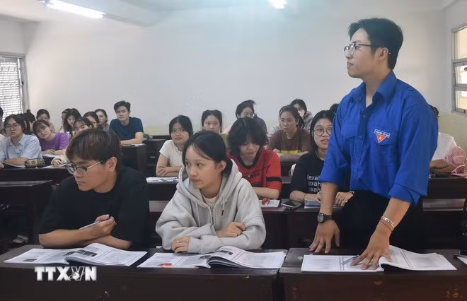 Em Trần Phạm Hữu Đức, sinh viên ngành Sư phạm Anh K23, trường Đại học Tây Nguyên được kết nạp Đảng khi còn học tại trường Trung học Phổ thông Lê Quý Đôn (thành phố Buôn Ma Thuột). (Ảnh: Nguyên Dung/TTXVN)