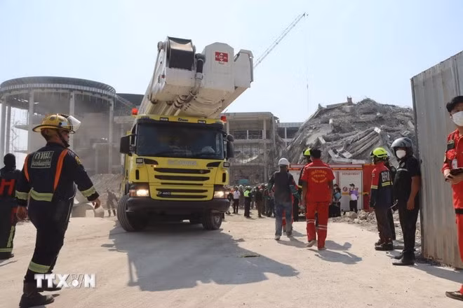 Tòa nhà bị đổ sập tại Bangkok (Thái Lan), do ảnh hưởng của trận động đất ở Myanmar ngày 28/3/2025. (Ảnh: THX/TTXVN)