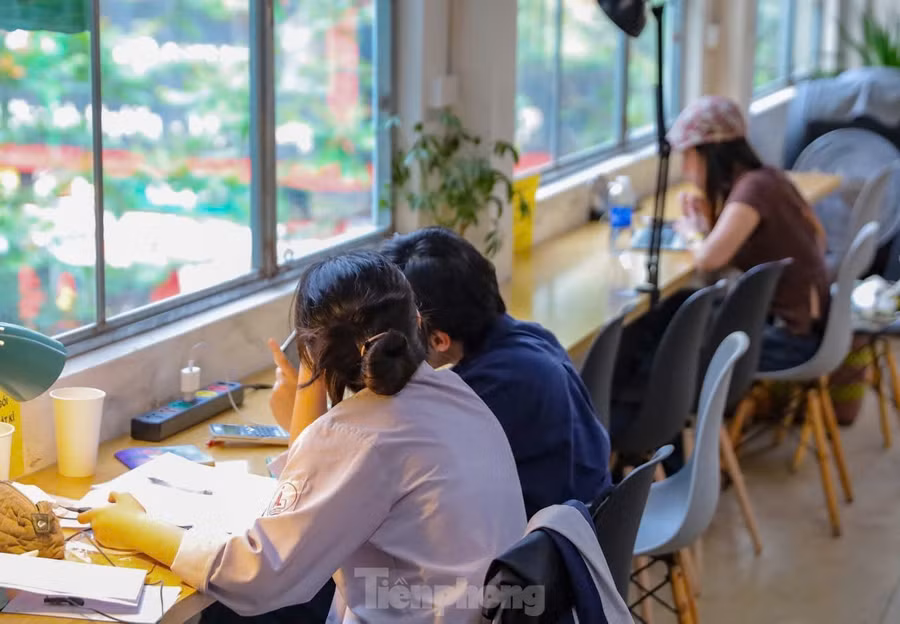 Tầng 3 mang đến không gian linh hoạt, nơi khách có thể thoải mái trao đổi công việc, làm việc nhóm hoặc thư giãn.