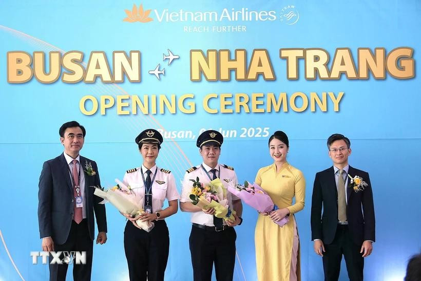 Trưởng chi nhánh Vietnam Airlines tại Hàn Quốc Nguyễn Huy Đức tặng hoa cho tổ bay chuyến bay đầu tiên. (Ảnh Khánh Vân/TTXVN) Trưởng chi nhánh Vietnam Airlines tại Hàn Quốc Nguyễn Huy Đức tặng hoa cho tổ bay chuyến bay đầu tiên. (Ảnh Khánh Vân/TTXVN)