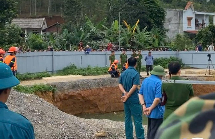 Lực lượng chức năng tìm kiếm nạn nhân Lực lượng chức năng tìm kiếm nạn nhân