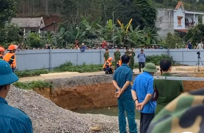 Lực lượng chức năng tìm kiếm nạn nhân