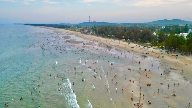 Bãi biển Mỹ Khê (xã Tịnh Khê, TP. Quảng Ngãi) đông nghịt người trong ngày nghĩ lễ. Ảnh: Phạm Linh Bãi biển Mỹ Khê (xã Tịnh Khê, TP. Quảng Ngãi) đông nghịt người trong ngày nghĩ lễ. Ảnh: Phạm Linh