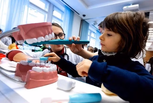 Trẻ em tập chải răng ở một sự kiện giáo dục y tế học đường ở Vienna (Áo) tháng 12.2023