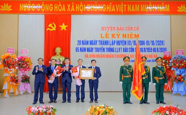 Đầu tháng 8/2024, Đảng bộ, quân và dân huyện đảo Cồn Cỏ vinh dự được Chủ tịch nước tặng Huân chương Lao động hạng Ba