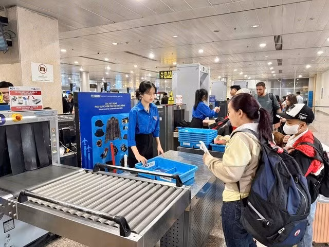 Để nhanh chóng giải tỏa, hỗ trợ hành khách những ngày Tết, Cảng hàng không quốc tế Tân Sơn Nhất cho biết riêng lực lượng đoàn viên thanh niên đã được tăng cường 100 người trong khung giờ từ 5 giờ tới 23 giờ