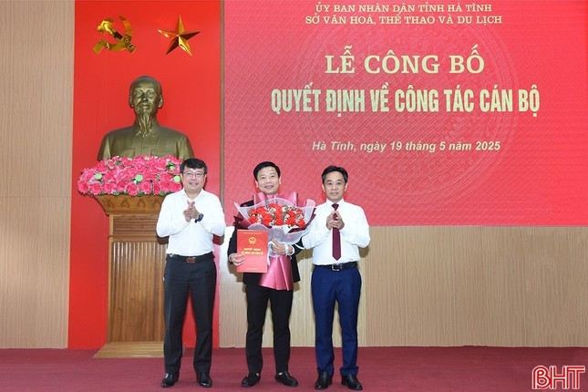 Phó Bí thư Thường trực Tỉnh ủy Hà Tĩnh Trần Thế Dũng và Phó Chủ tịch UBND tỉnh Dương Tất Thắng tặng hoa, trao quyết định cho ông Nguyễn Công Thành. Ảnh: Báo Hà Tĩnh Phó Bí thư Thường trực Tỉnh ủy Hà Tĩnh Trần Thế Dũng và Phó Chủ tịch UBND tỉnh Dương Tất Thắng tặng hoa, trao quyết định cho ông Nguyễn Công Thành. Ảnh: Báo Hà Tĩnh