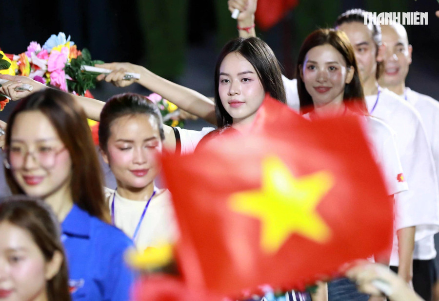 Từ trái qua, hoa hậu Bảo Ngọc, Ngọc Châu, Huỳnh Thị Thanh Thủy, Trần Tiểu Vy đại diện cho khối văn nghệ sĩ của thành phố tham gia buổi hợp luyện diễu binh diễu hành tối 22.4