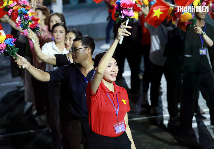 MC Quỳnh Hoa trong chiếc áo đỏ sao vàng tham gia khối diễu hành