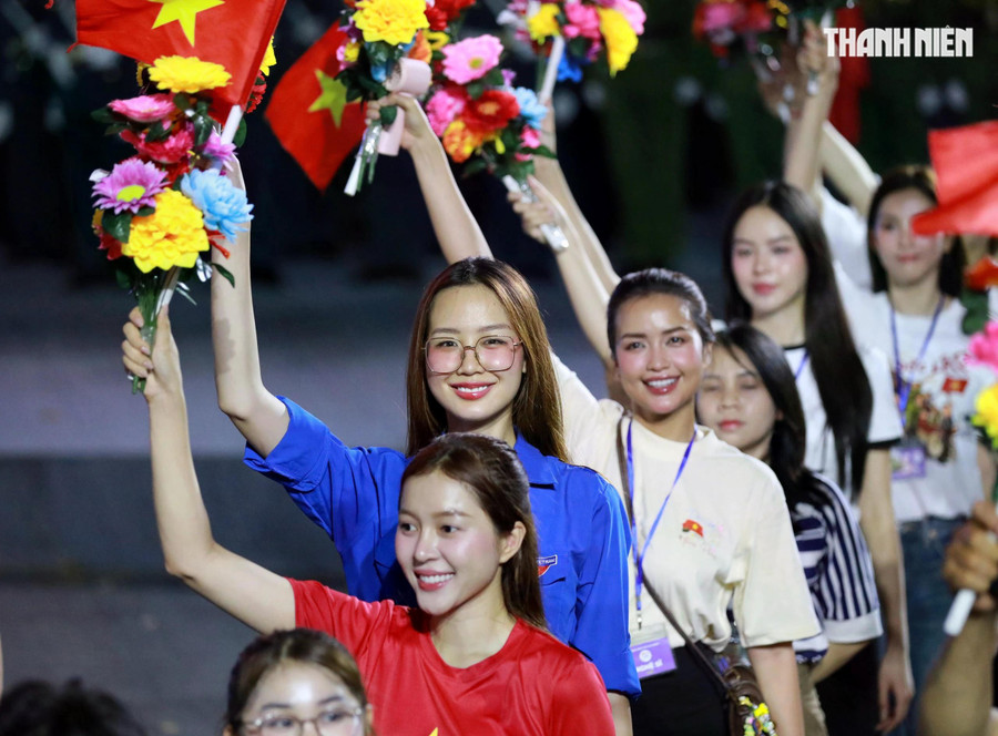 Hoa hậu Nguyễn Lê Bảo Ngọc xuất hiện trong với áo đoàn trong buổi hợp luyện diễu binh, diễu hành trên đường Lê Duẩn tối 22.4