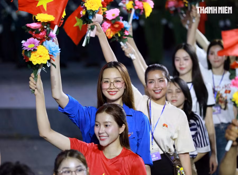 Hoa hậu Nguyễn Lê Bảo Ngọc xuất hiện trong với áo đoàn trong buổi hợp luyện diễu binh, diễu hành trên đường Lê Duẩn tối 22.4