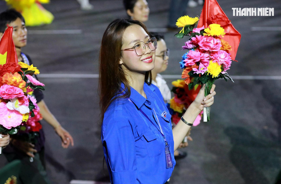 Nguyễn Lê Bảo Ngọc với chiều cao là 1m85 nổi bật trong dòng người tham gia buổi diễu binh diễu hành